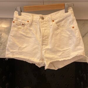 White jean Levi’s shorts. Size 25